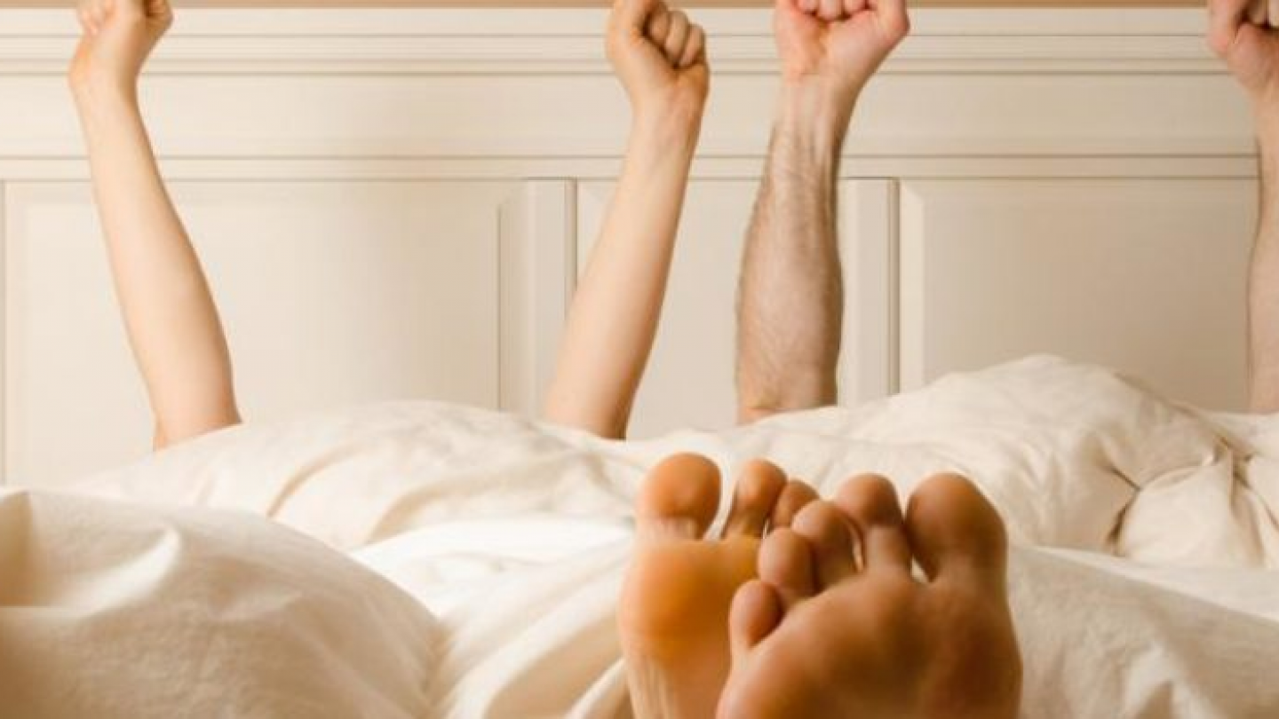 ¿CUANDO ES MEJOR QUEDARTE A DORMIR EN LUGAR DE ESTAR SOLO UN RATO?